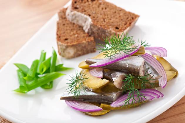 Соленая селедка - это не только вкусно, но и очень полезно