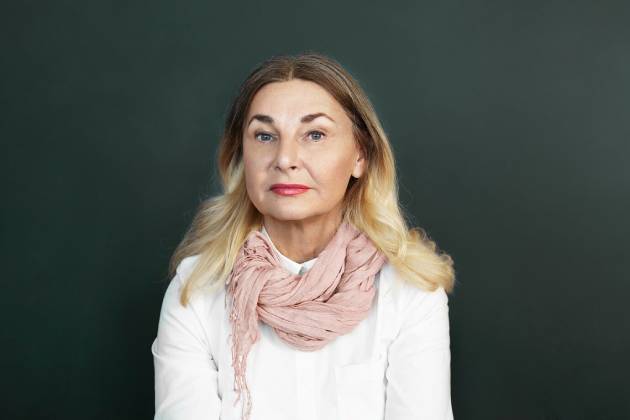 Тонкие тряпочки на шее под названием шарф старят женщину 50+