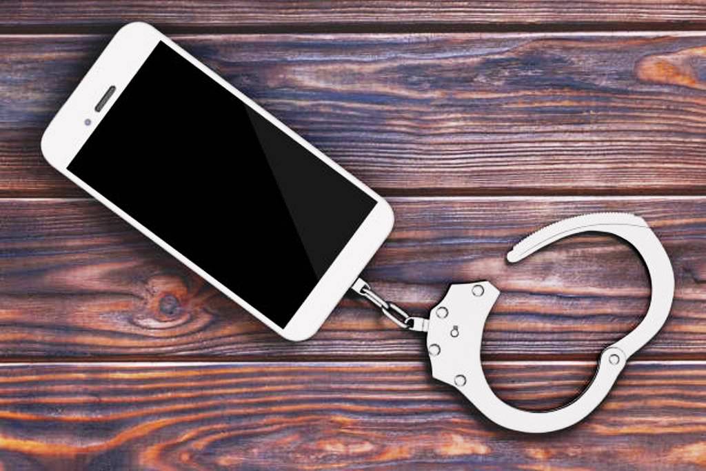 За кражу телефона коллеги мужчине грозит до 2 лет