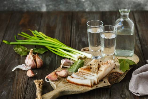 Сало - очень полезный продукт, но переедать его не следует