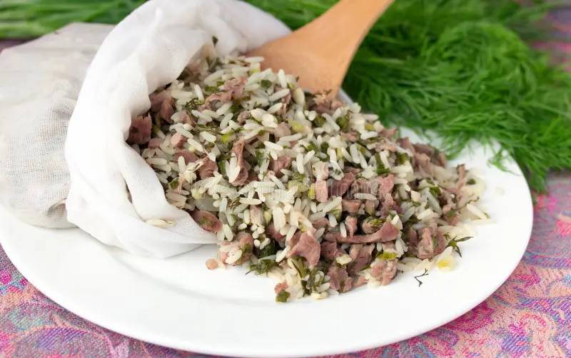 узбекский-тра-иционный-pilaf-зе-еного-цвета-б-ю-а-в-сумке-на-бе-ой-п-ите-46103471