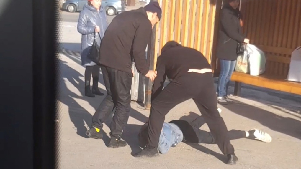 В Череповце избивают пассажира