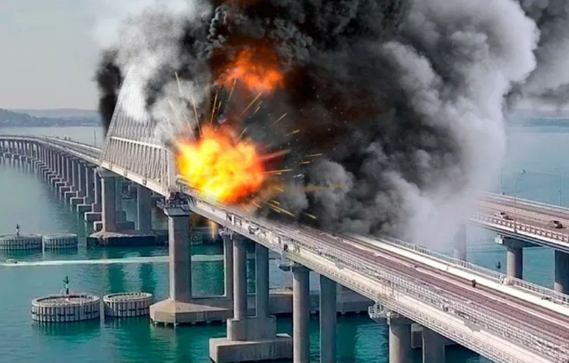 Нападения на мост. Крымский мост взорвали 2022. Крымский мост взорвали 2022 8 октября. Крымский мост 2023. Крымский мост 8 октября.