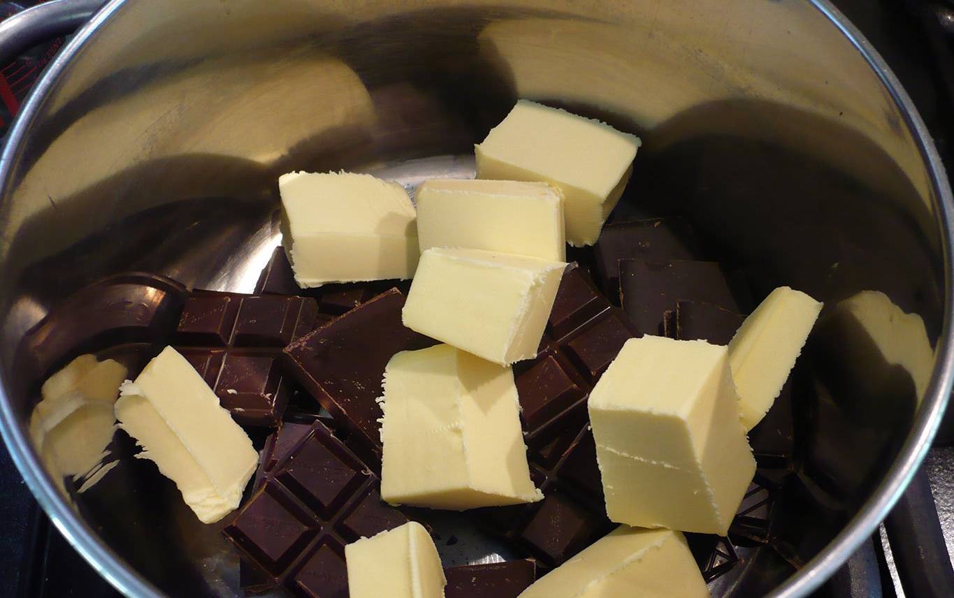 Масло сливочное сварить. Растопленный шоколад. Растопленный шоколад с маслом. Масло сливочное шоколадное. Шоколад и сливочное масло.