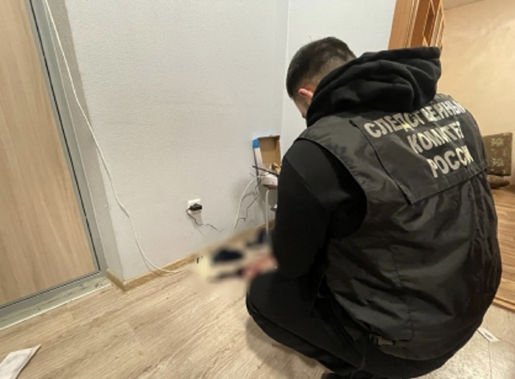 Следователь осматривает место убийства Следователь осматривает место убийства