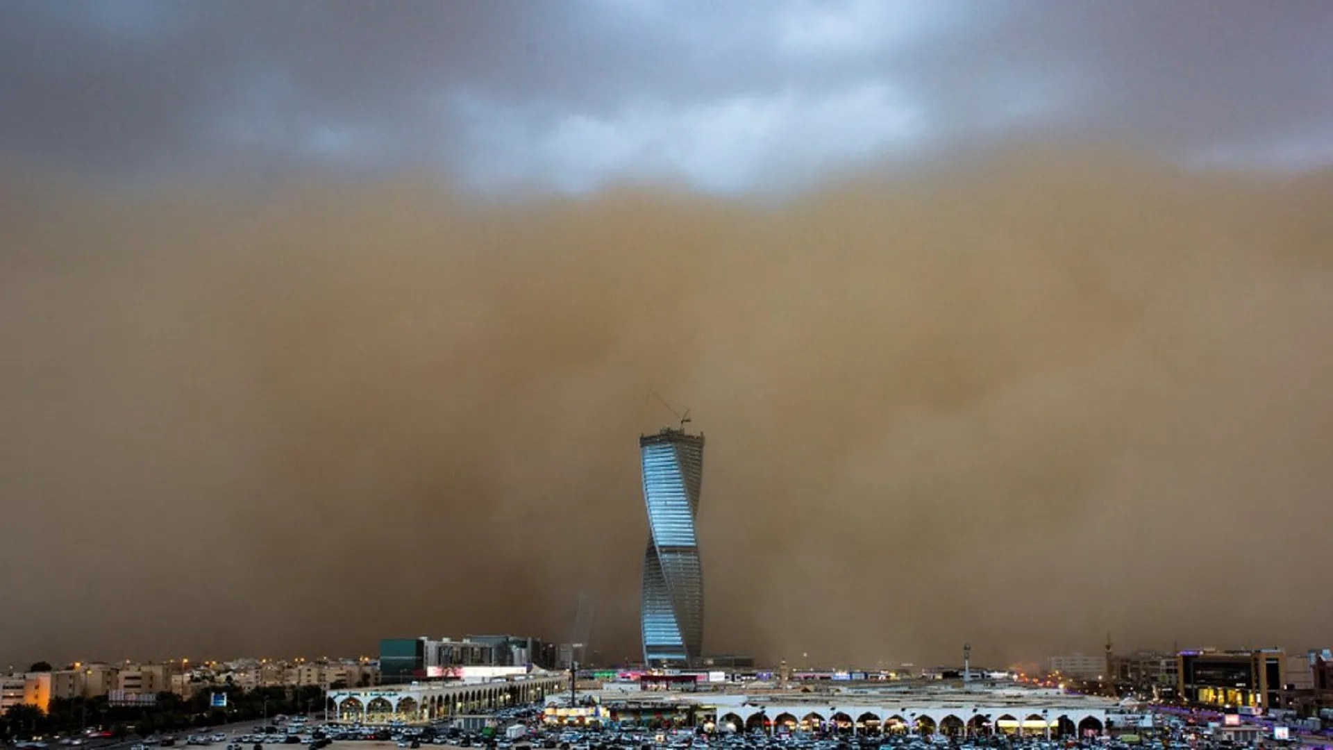 Буря в алматы сегодня. Песчаная буря Саудовская Аравия. Песчаные бури в Улан-Удэ. Кувейт Песчаная буря. Песчаная буря в Дубае.