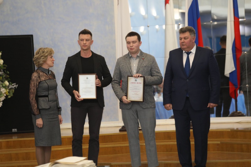 Вручение дипломов сыновьям Елены Авдеевой Вручение дипломов сыновьям Елены Авдеевой