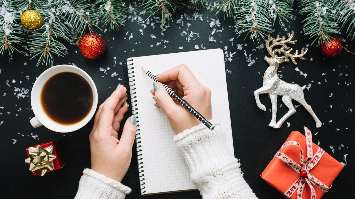 christmas-composition-with-notepad_23-2147722708