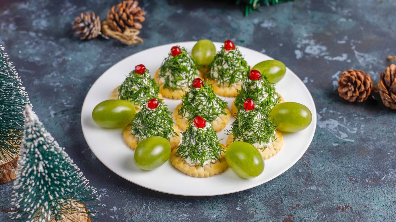 christmas-tree-shaped-snacks_114579-79036