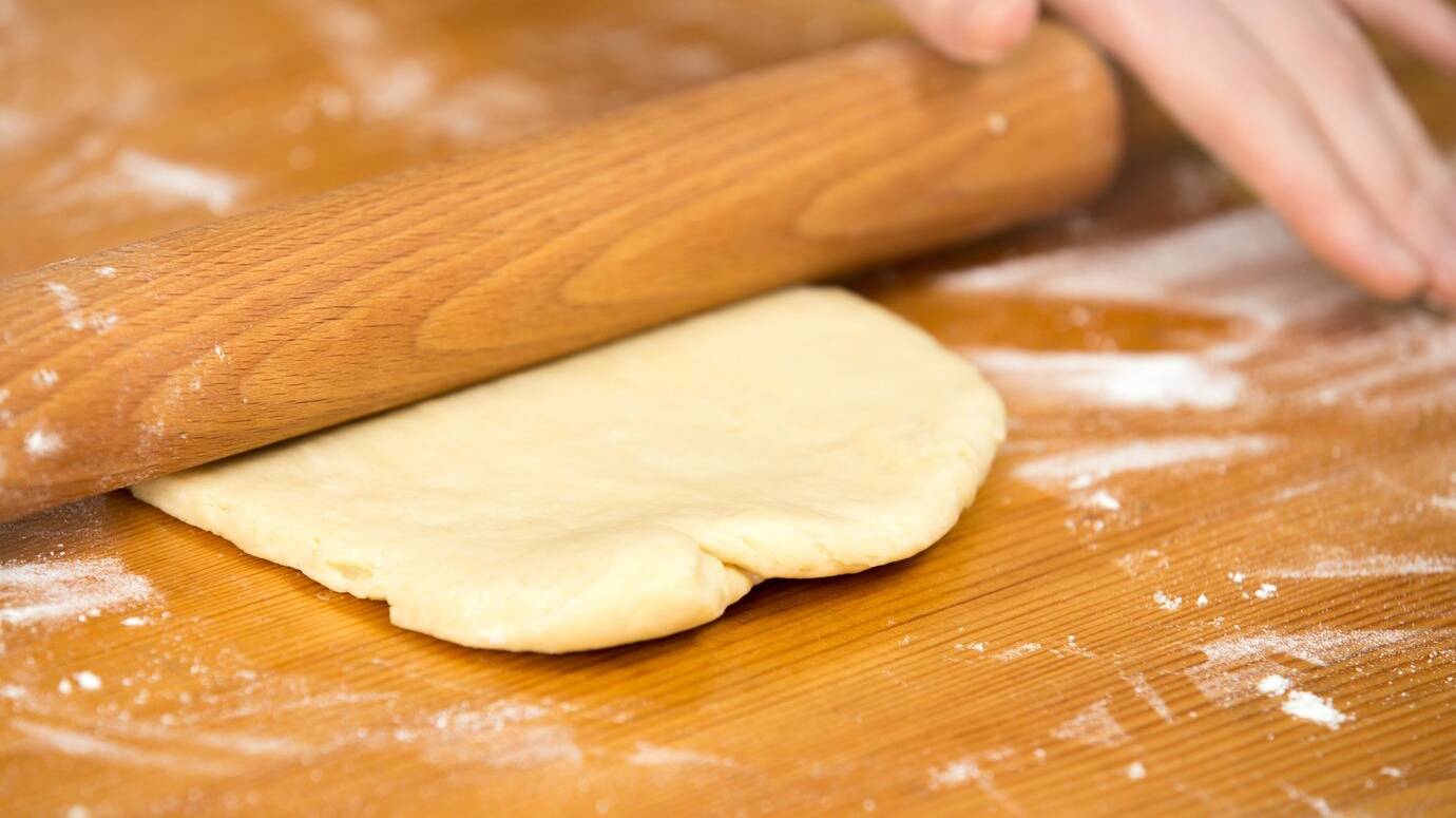 hands-with-a-crushing-rool-dough_1163-144