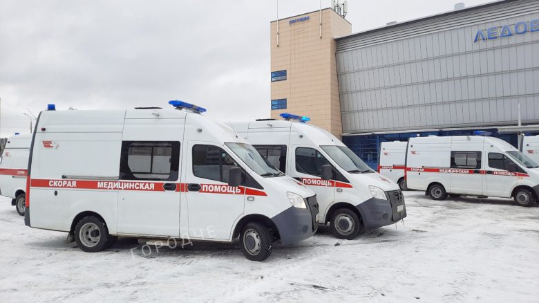 Стоянка машин скорой помощи. Комарова 2 череповец. Автомобиль скорой помощи. Помощь череповец. Станция скорой помощи череповец.