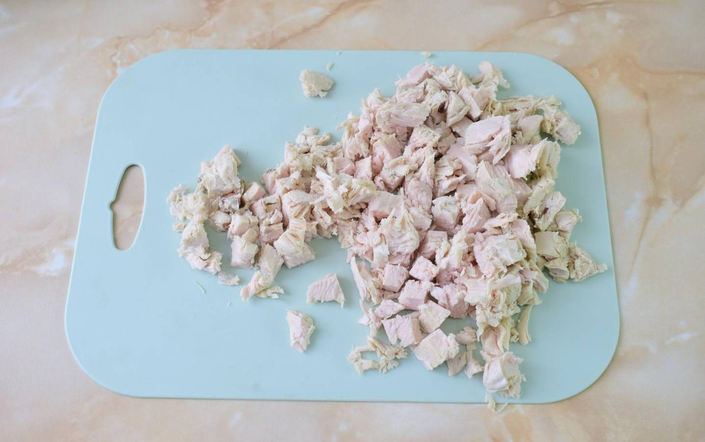 salat-kurinaya-grudka-kukuruza-syr-ogurec_1676833849_1_max