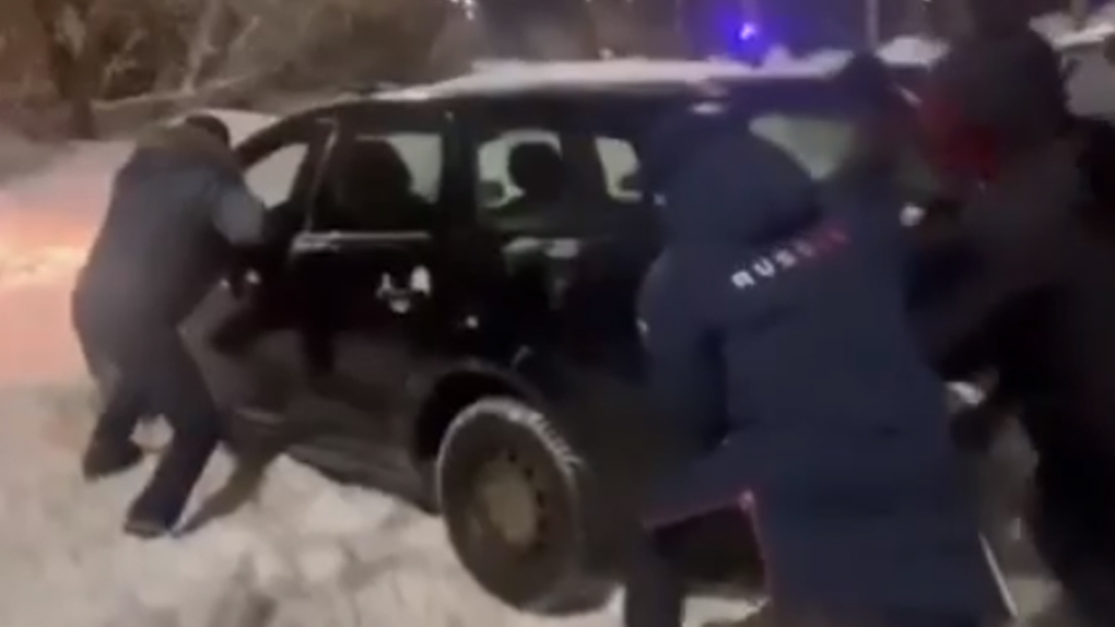 Врио губернатора толкает машину Врио губернатора толкает машину