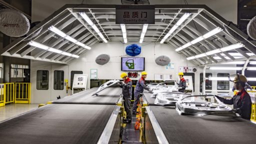 Рабочие работают на производственной линии на заводе Great Wall Motors Taizhou Smart Factory в Тайчжоу, провинция Цзянсу, Китай