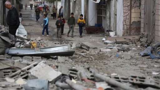 Палестинцы осматривают разрушения после израильской бомбардировки дома семьи Эль-Раваг в Нусайрате Палестинцы осматривают разрушения после израильской бомбардировки дома семьи Эль-Раваг в Нусайрате, Газа, 26 января 2024 года. После обстрела несколько зданий были разрушены или сильно повреждены.