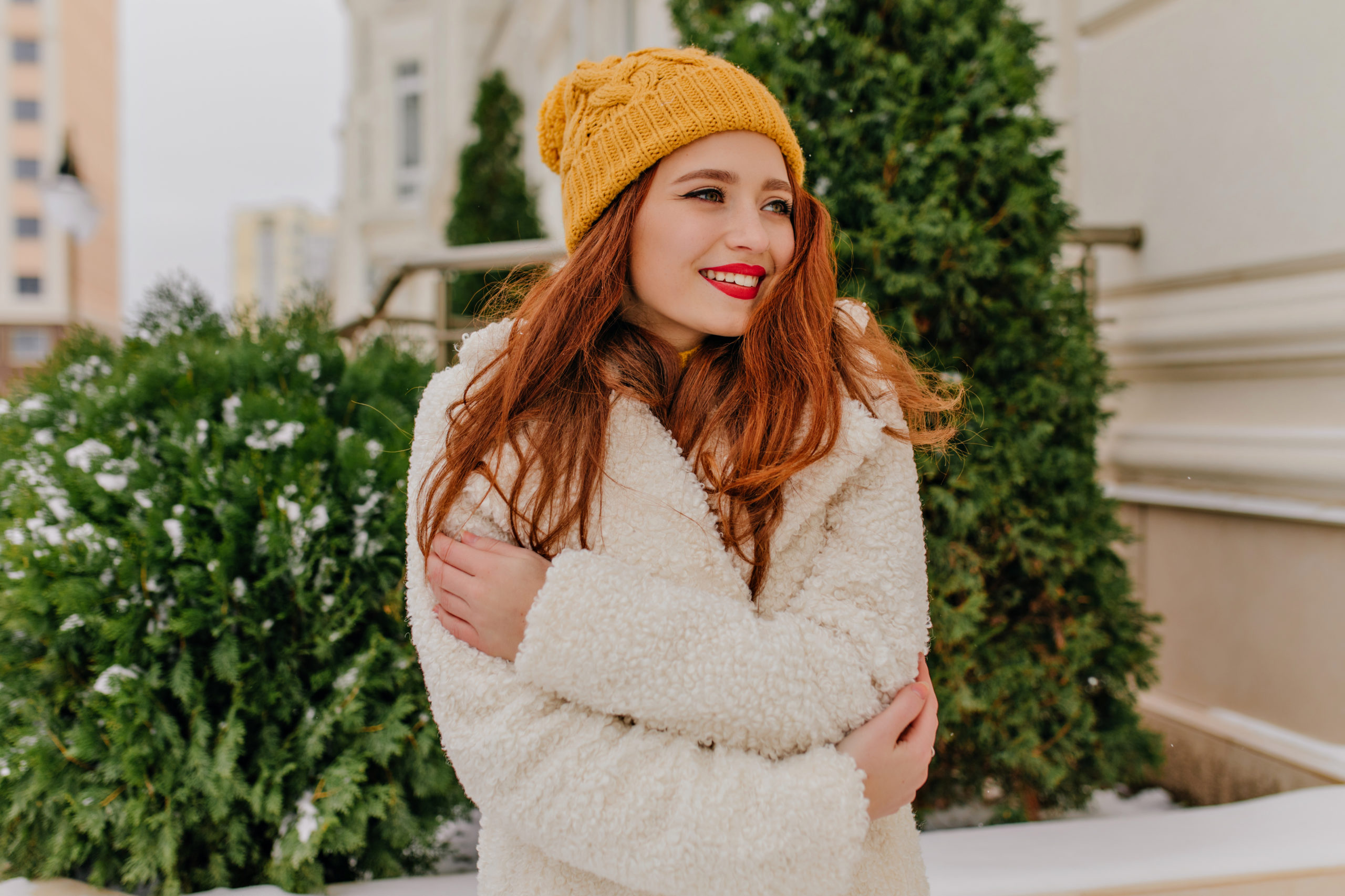 Девушка в красивой шапке зимой