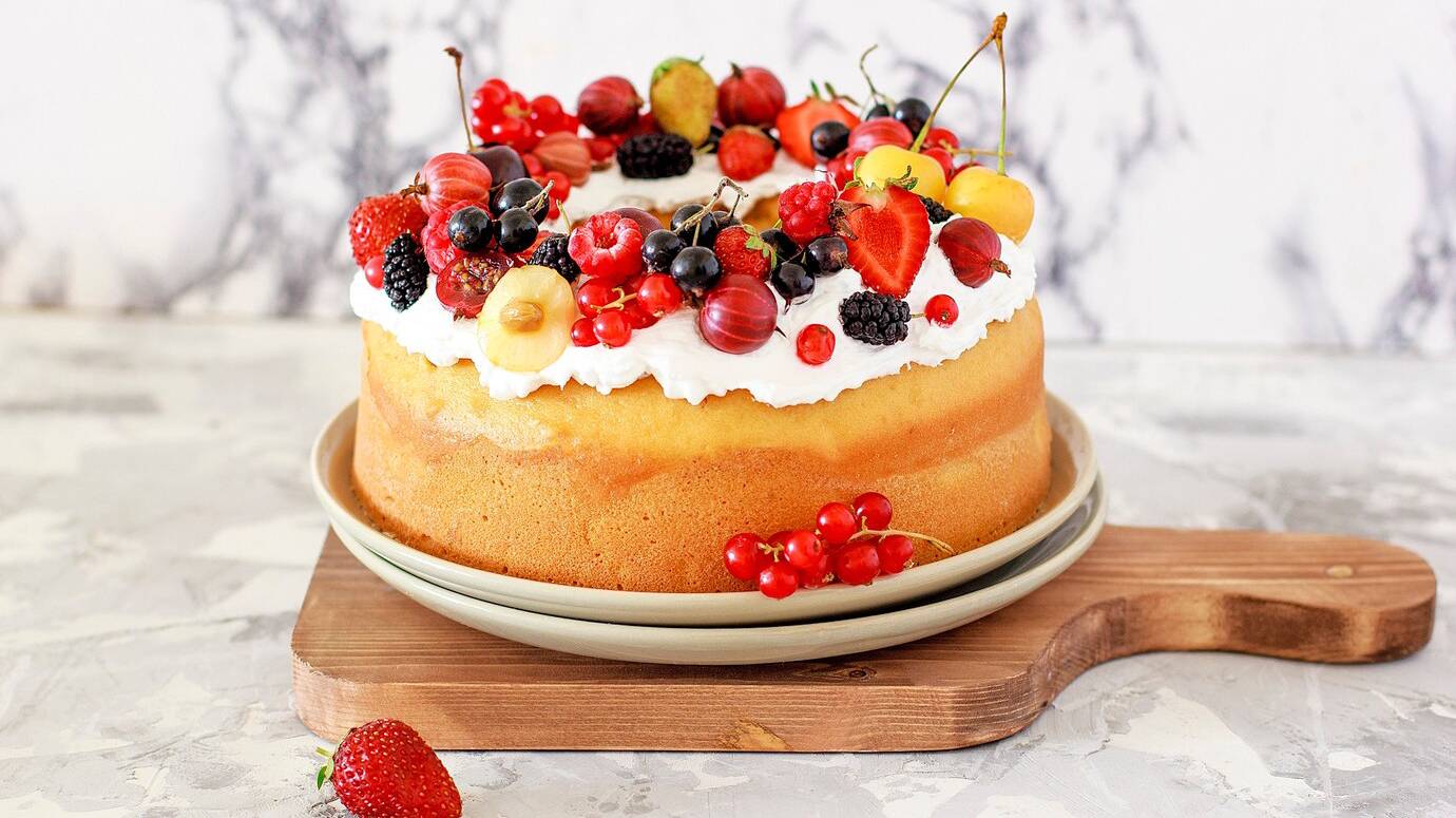 delicious-bundt-cake-with-berries-close-up_114579-1304 delicious-bundt-cake-with-berries-close-up_114579-1304