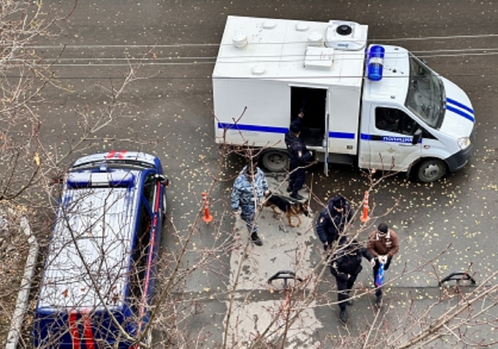 Один из фигурантов возле СУ СКР области Один из фигурантов возле СУ СКР области