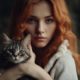 Девушка держит на руках кошку