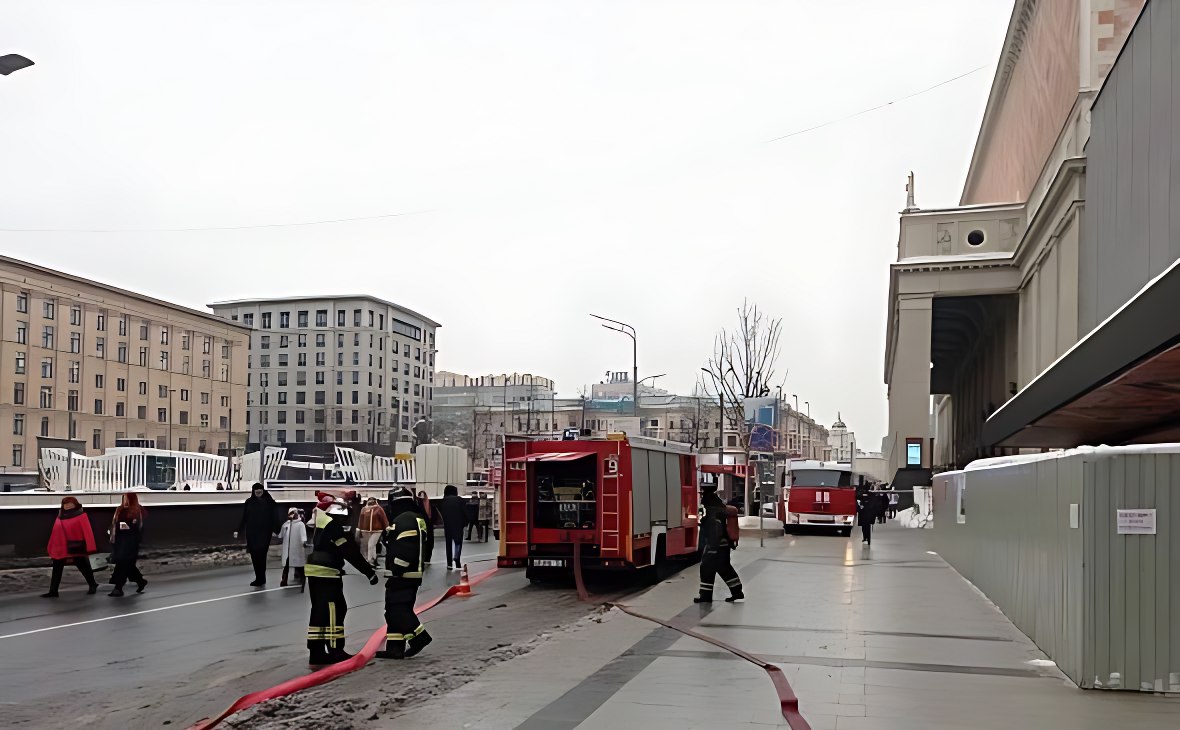 Пожарные возле Театра сатиры в Москве