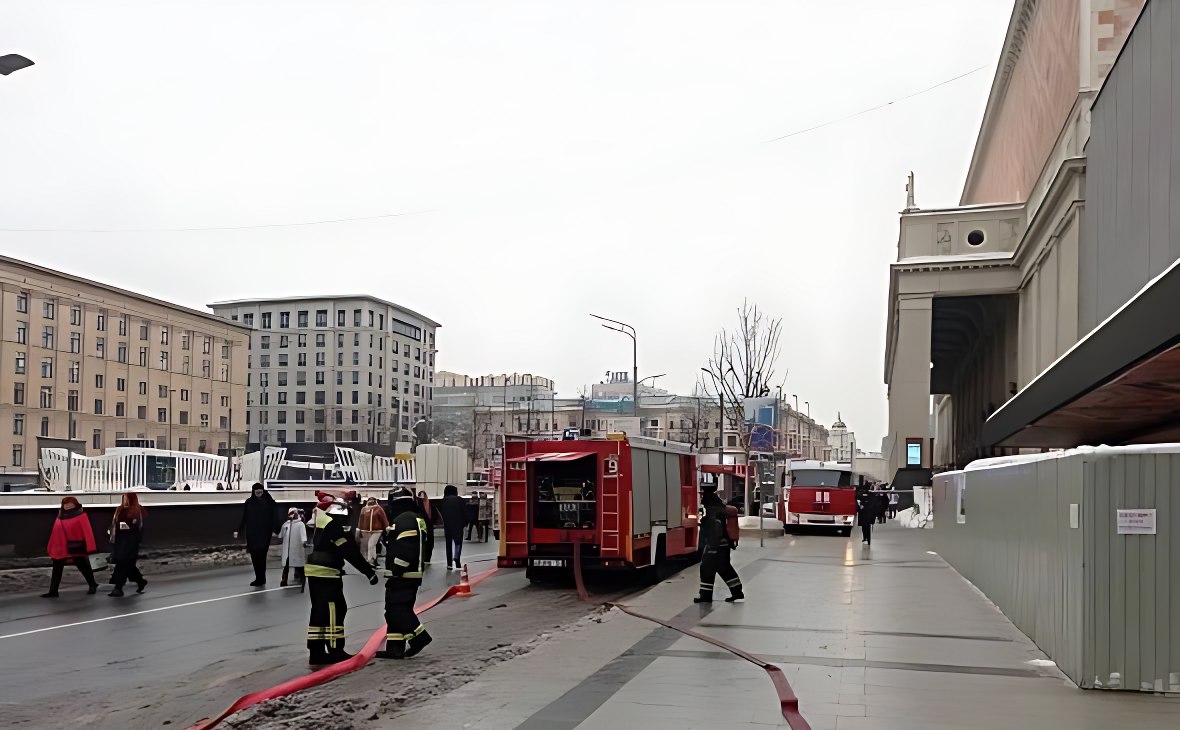 Пожарные возле Театра сатиры в Москве Пожарные возле Театра сатиры в Москве