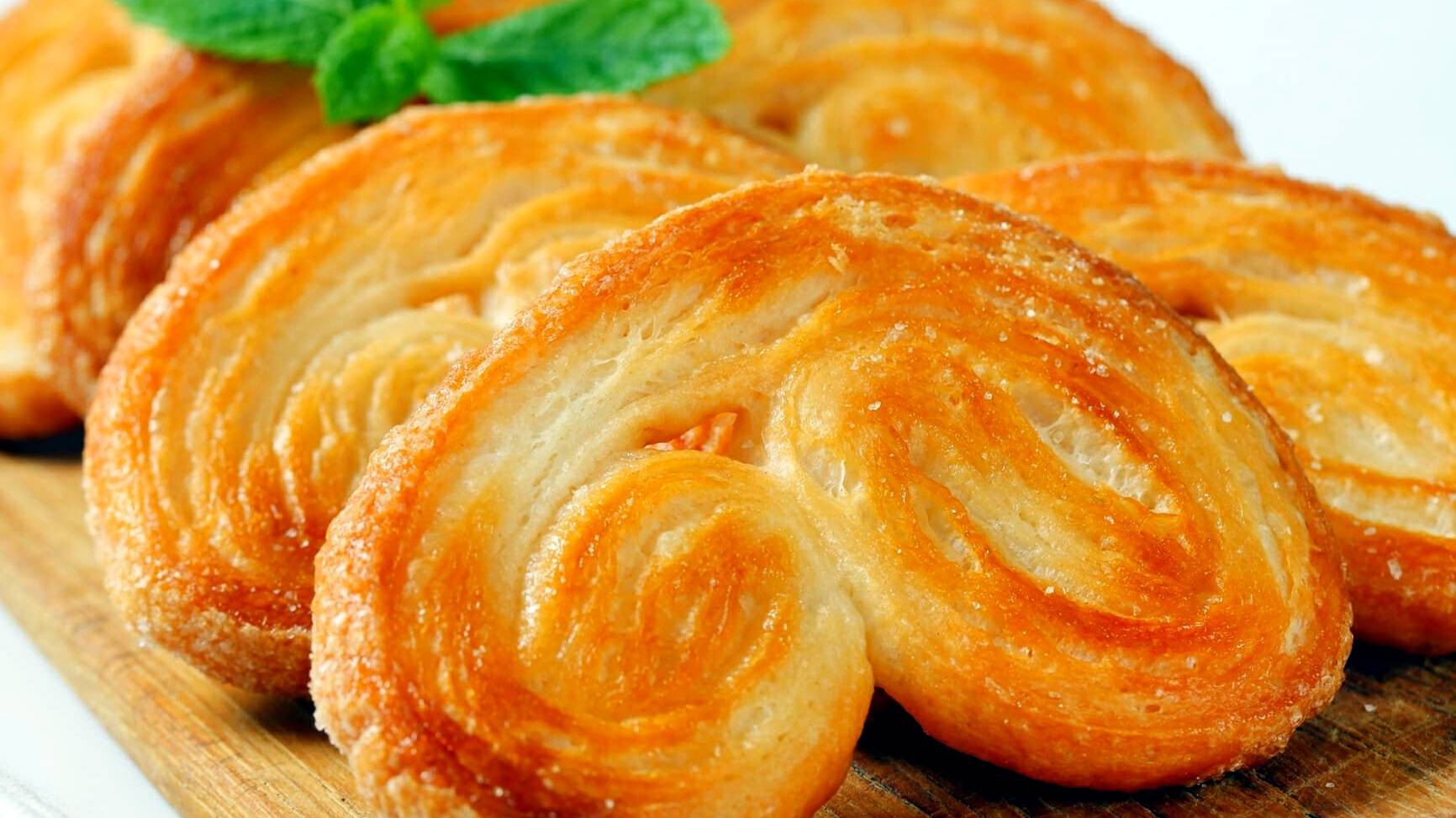 Печенье слоеное ушки. Слоеные ушки (palmiers. Ушки из слоеного теста. Печенье из слоеного теста.