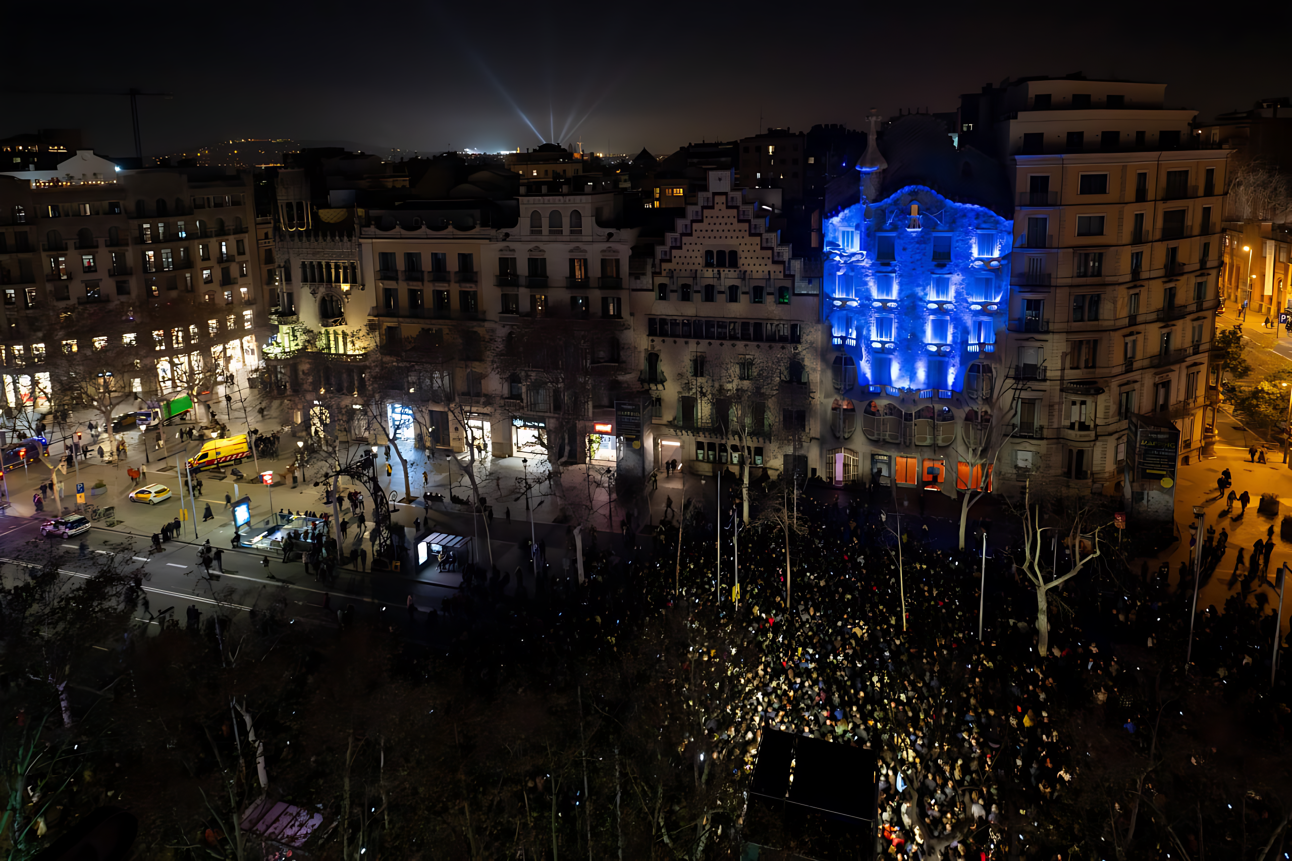 Вид на картографию «Структуры бытия» на фасаде Дома Балья, 27 января 2024 г., в Барселоне, Каталония (Испания).