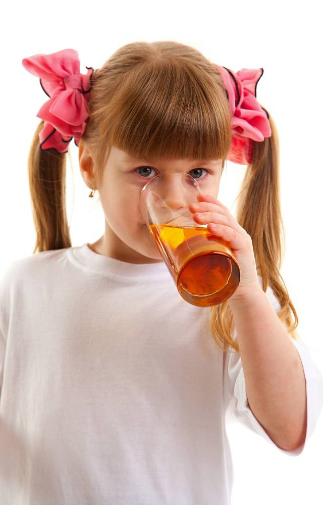 Пьет сок написать. Девочка пьет. Маленькие девочки пьют. Девочка с соком. Маленькая девочка пьет.