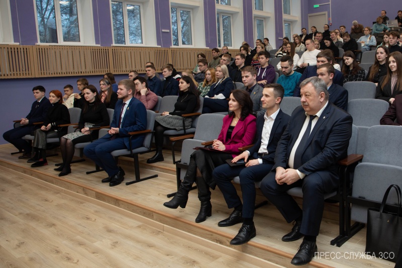 Справа - ректор ВоГУ Вячеслав Приятелев