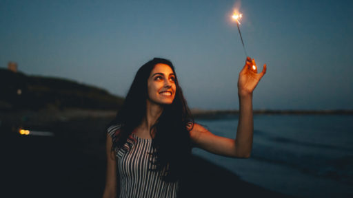 Красивая девушка на пляже