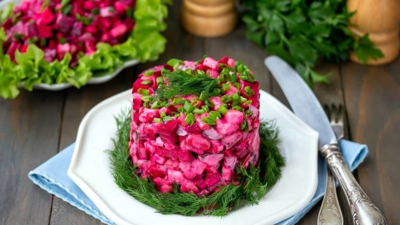 салат со свеклы и шпрот. шпротный салат. салат под шубой со шпротами. весенние салаты в ресторанах. салат из свеклы со шпротами.