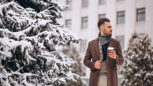 Красивый мужчина в зимний день