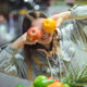 Женщина с продуктами в супермаркете