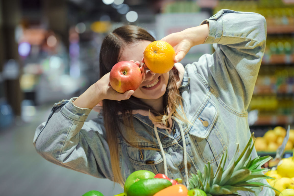 Женщина с продуктами в супермаркете