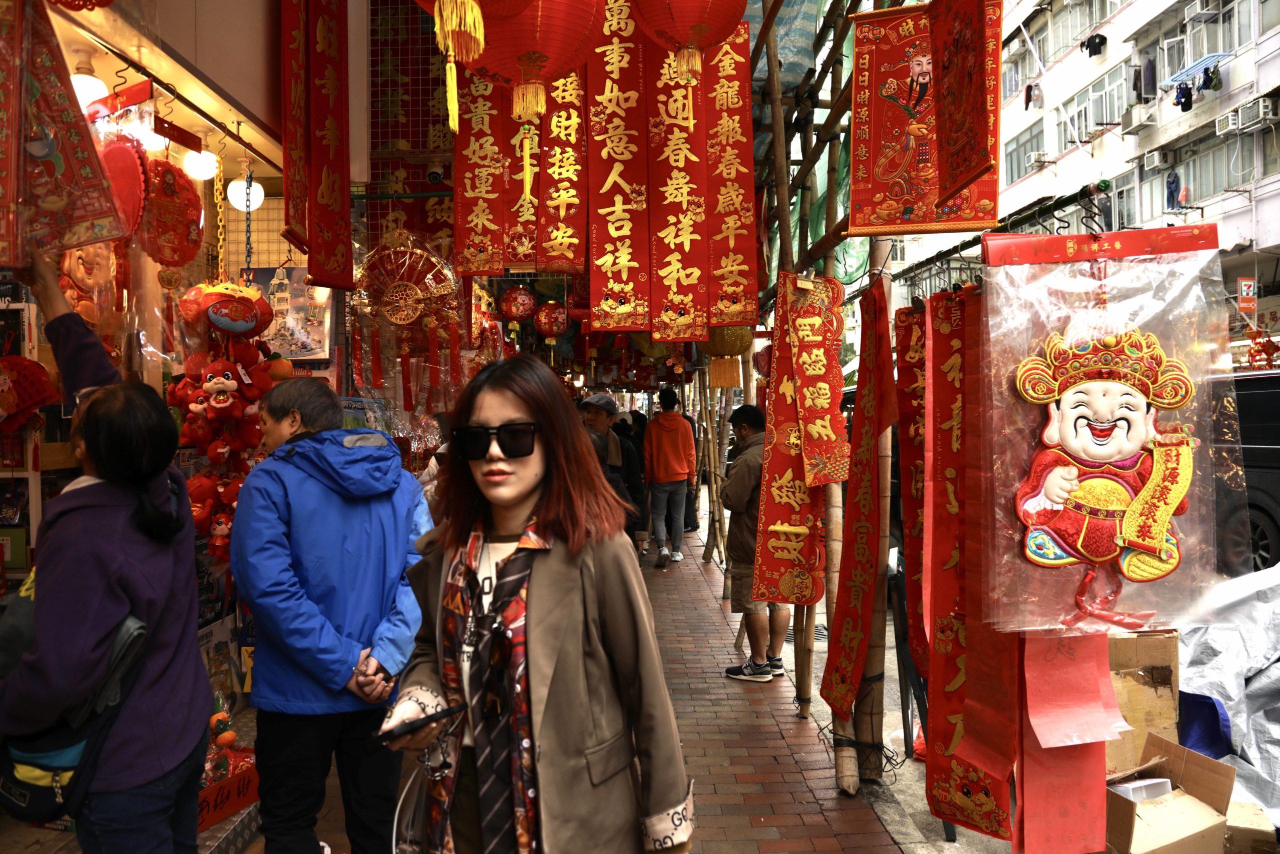 9 февраля 2024 года, Гонконг, КИТАЙ: В Гонконге улицы окрашены в китайский красный цвет, поскольку традиционные китайские новогодние украшения создают праздничную атмосферу.