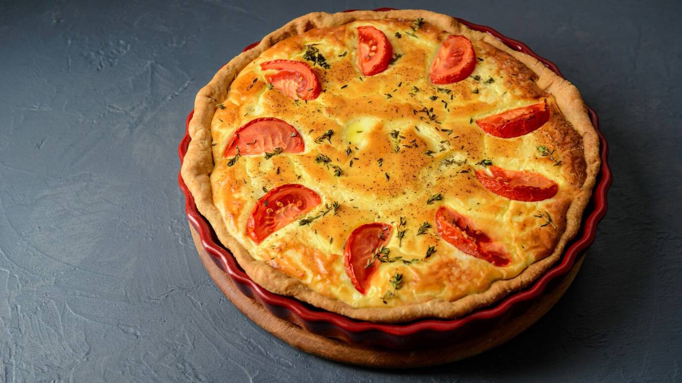 close-up-photo-quiche-lorraine-pie-with-tomatoes_176420-15966