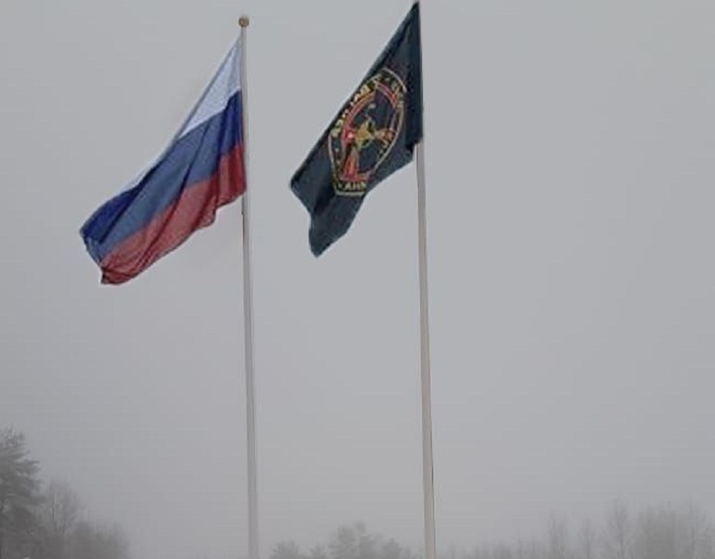 Флаги РФ и ЧВК на кладбище Флаги РФ и ЧВК на кладбище