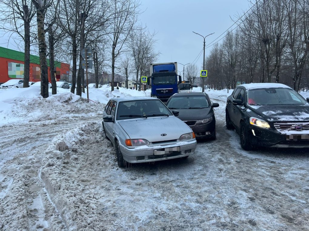 Машины заблокировали проезд автобусам, проезжали только легковушки Машины заблокировали проезд автобусам, проезжали только легковушки