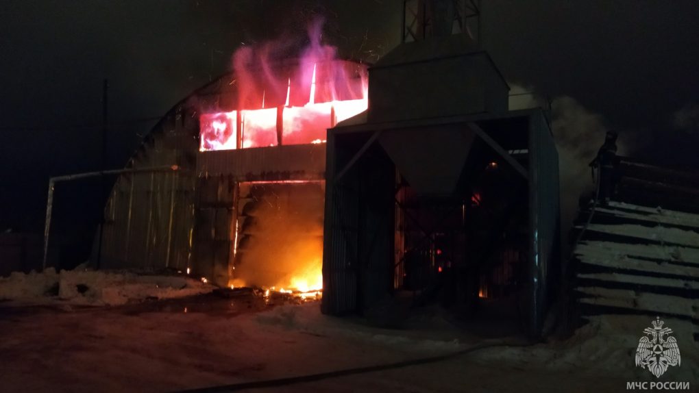 Пожар в цехе деревообработки Пожар в цехе деревообработки