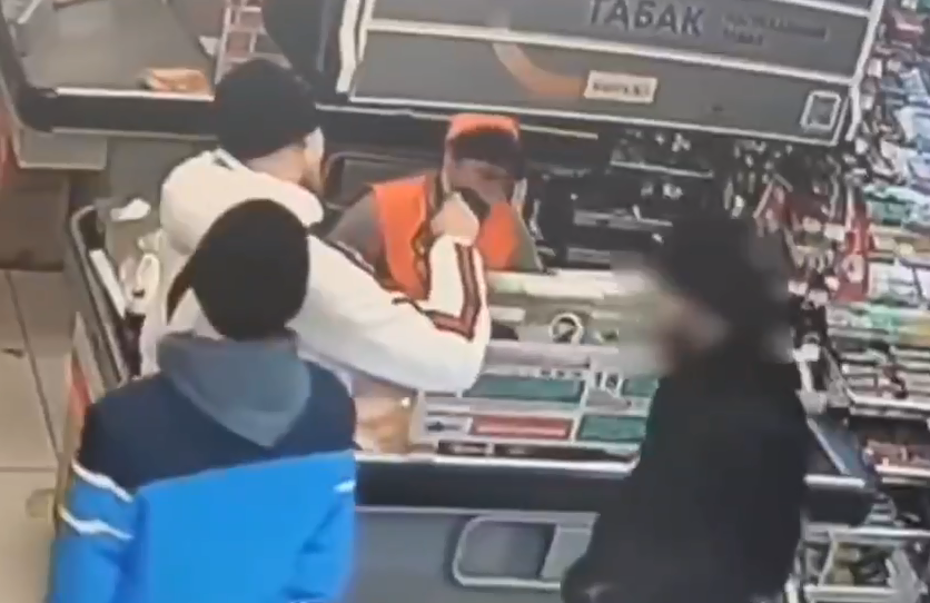 Скрин видео - довольные юноши на кассе Скрин видео - довольные юноши на кассе