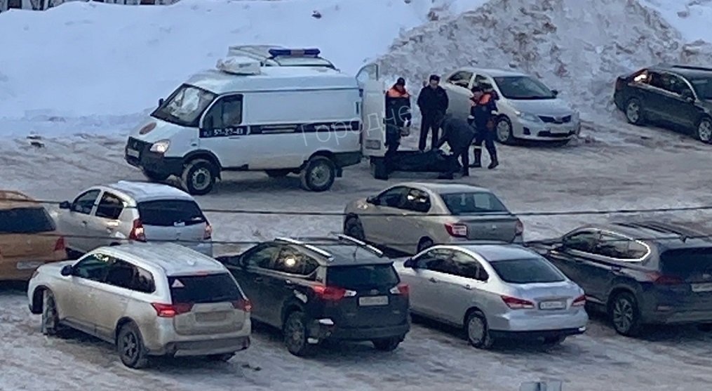 Тело грузят в ритуальную машину Тело грузят в ритуальную машину