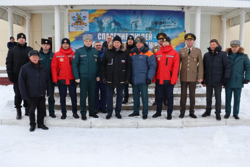 В черной куртке в центре - сенатор Юрий Воробьев