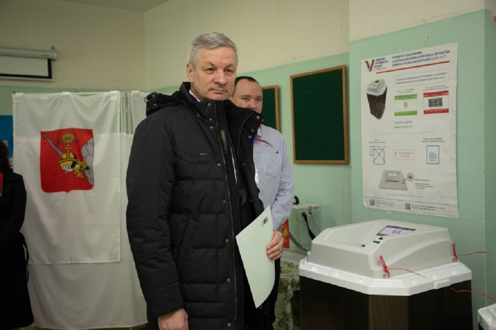 Андрей Луценко на избирательном участке Андрей Луценко на избирательном участке