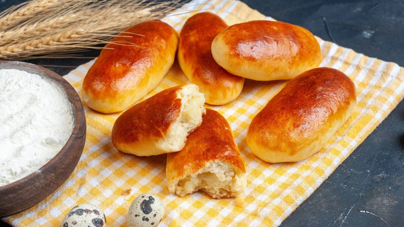 bottom-view-tasty-dinner-rolls-kitchen-towel-flour-bowl-quail-eggs-wheat-table-copy-plac_140725-141895