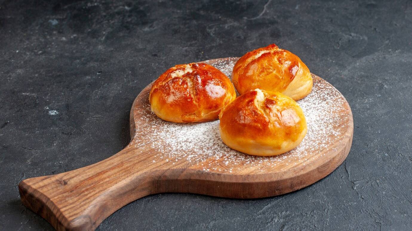 bottom-view-tasty-dinner-rolls-wood-board-black-wall_140725-144458 bottom-view-tasty-dinner-rolls-wood-board-black-wall_140725-144458