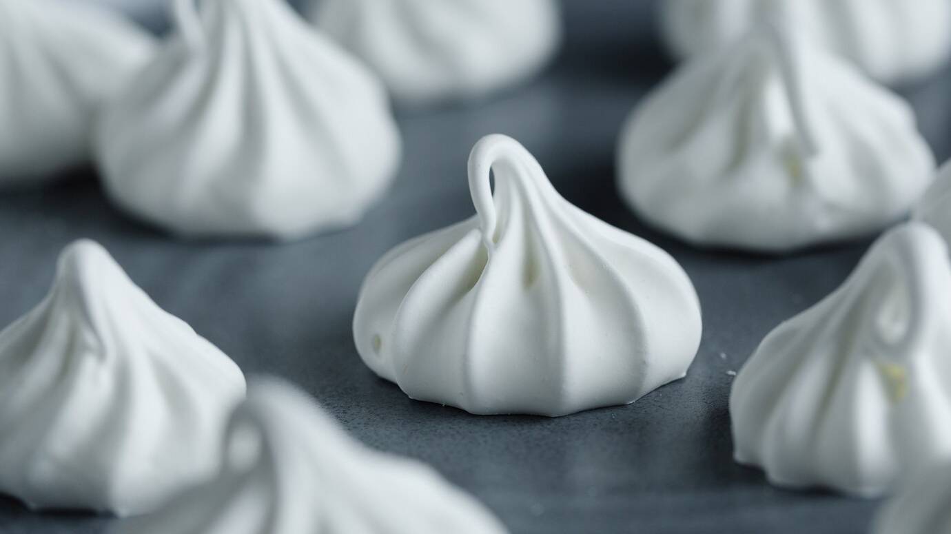 closeup-homemade-white-merengue-baiser_1220-6321