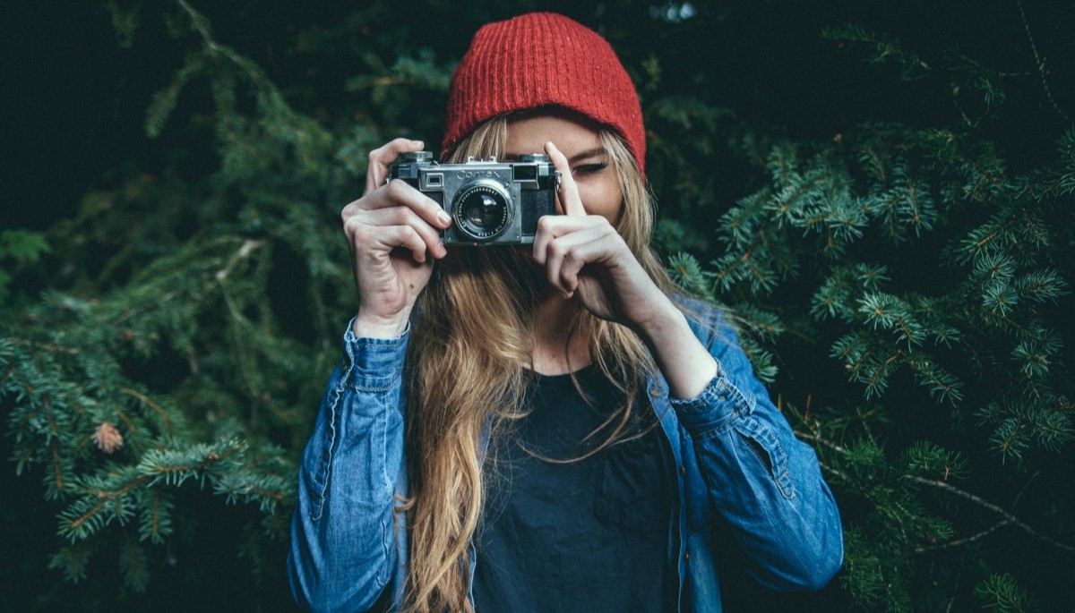 Девушка с фотоаппаратом pxhere.com Девушка с фотоаппаратом pxhere.com