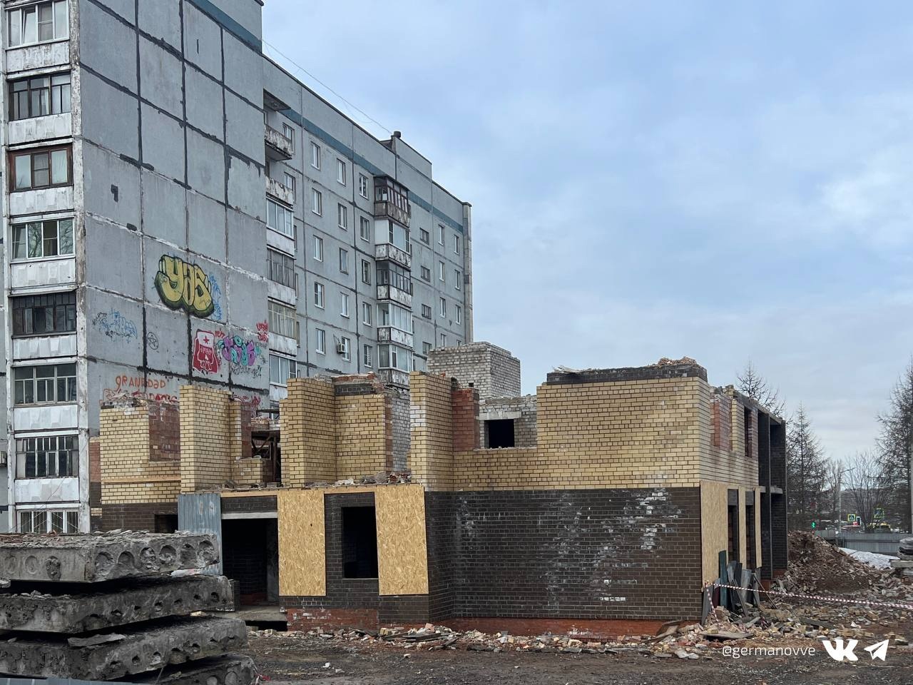Долгострой на перекрестке Советский-Комсомольская Долгострой на перекрестке Советский-Комсомольская