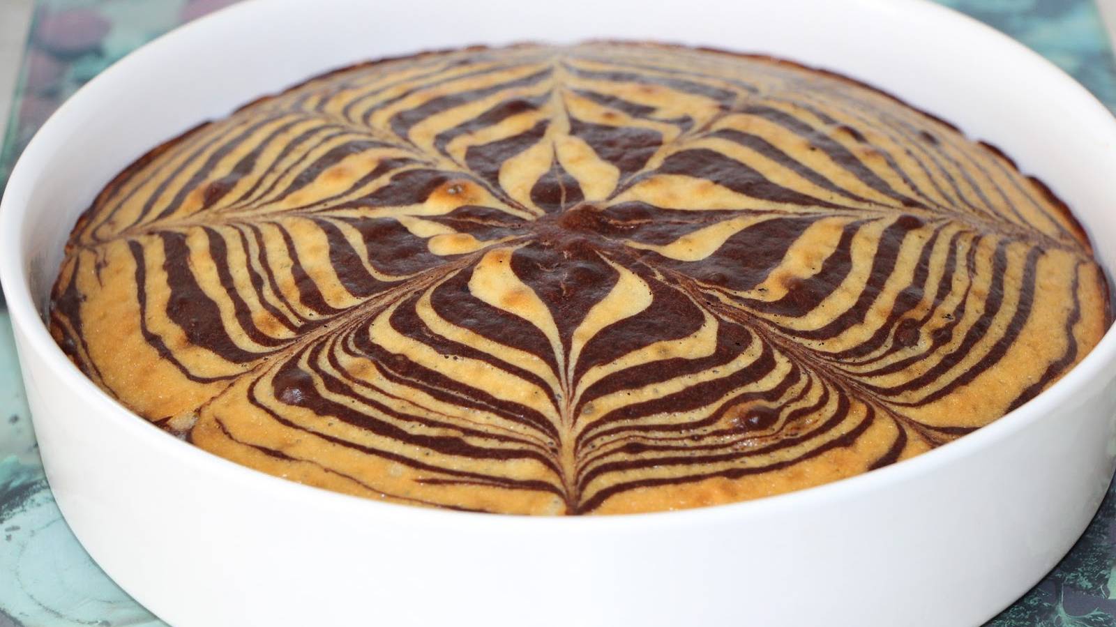 Domashnij-pirog-Zebra-na-kislom-moloke
