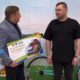 Игорь Истомин (слева) вручает сертификат